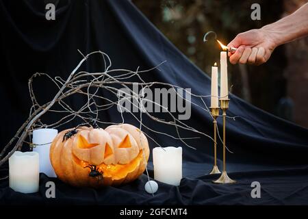 Konzeptionelles Bild zum Thema Halloween, Kürbis und Handlicht Kerzen. Stockfoto