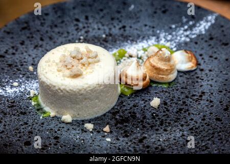 Gebackener Zitronenkäsekuchen im Grill Room des Royal Oak Hotel, Betws Y Coed, Wales, Großbritannien Stockfoto