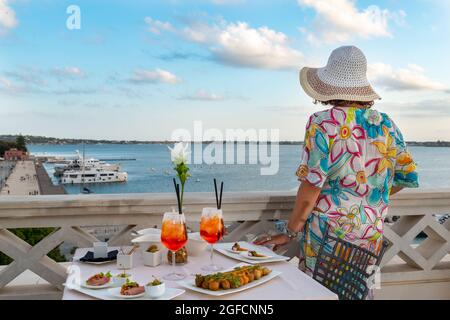 ragazza in Cocktail-Zeit, Aperitivo, Happy Hour, Vicino al porto di siracusa Stockfoto