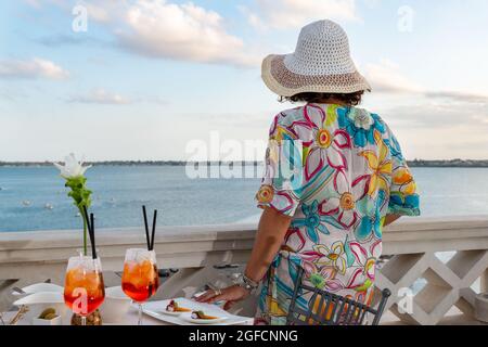 ragazza in Cocktail-Zeit, Aperitivo, Happy Hour, Vicino al porto di siracusa Stockfoto