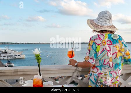 ragazza in Cocktail-Zeit, Aperitivo, Happy Hour, Vicino al porto di siracusa Stockfoto