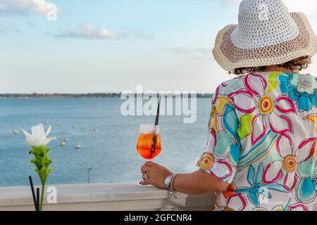 ragazza in Cocktail-Zeit, Aperitivo, Happy Hour, Vicino al porto di siracusa Stockfoto