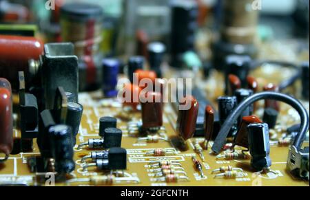 Komponenten Auf Der Elektronischen Steuerkarte Extreme Closeup Photo Stockfoto