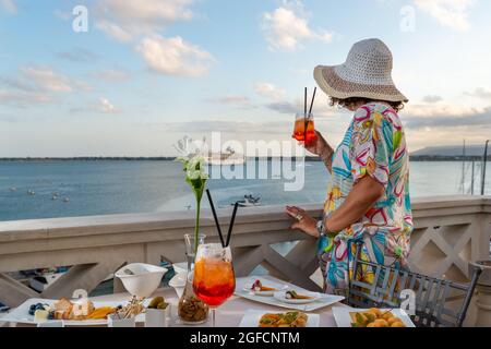 ragazza in Cocktail-Zeit, Aperitivo, Happy Hour, Vicino al porto di siracusa Stockfoto