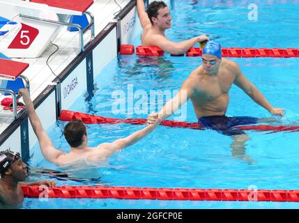 Die britische Reece Dunn (links) gewinnt Silber im Men's 100m Butterfly - S14 Finale, wobei der Brasilianer Gabriel Bandeira (rechts) am ersten Tag der Paralympischen Spiele in Tokio 2020 im Tokyo Aquatics Center Gold gewann. Bilddatum: Mittwoch, 25. August 2021. Stockfoto