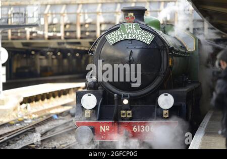 Royal Windsor Steam Express - Dampfzug mit Touristenfahrten zwischen London und Windsor - auf Bahnsteig 2 der Victoria Station. LNER B1 Dampflokomotive Stockfoto