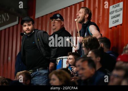 Stevenage, Großbritannien. Juni 2021. Wycombe Wanderers Schlagzeuger beim Carabao Cup-Spiel zwischen Stevenage und Wycombe Wanderers am 24. August 2021 im Lamex Stadium, Stevenage, England. Foto von David Horn. Quelle: Prime Media Images/Alamy Live News Stockfoto