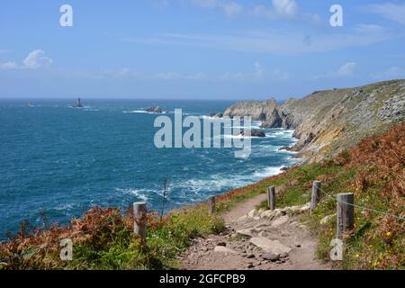 Wanderweg an der bretonischen Küste mit Blick auf Pointe du Raz, Frankreich Stockfoto