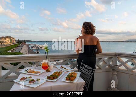 ragazza in Cocktail-Zeit, Aperitivo, Happy Hour, Vicino al porto di siracusa Stockfoto