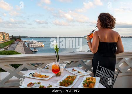 ragazza in Cocktail-Zeit, Aperitivo, Happy Hour, Vicino al porto di siracusa Stockfoto