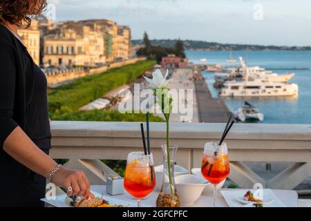 ragazza in Cocktail-Zeit, Aperitivo, Happy Hour, Vicino al porto di siracusa Stockfoto