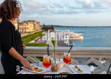 ragazza in Cocktail-Zeit, Aperitivo, Happy Hour, Vicino al porto di siracusa Stockfoto