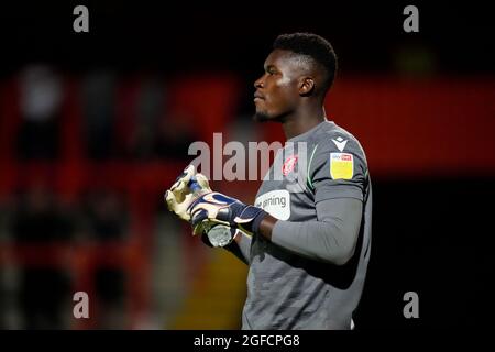 Stevenage, Großbritannien. Juni 2021. Joseph Anang (1) von Stevenage während des Carabao Cup-Spiels zwischen Stevenage und Wycombe Wanderers am 24. August 2021 im Lamex Stadium, Stevenage, England. Foto von David Horn. Quelle: Prime Media Images/Alamy Live News Stockfoto