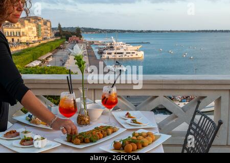 ragazza in Cocktail-Zeit, Aperitivo, Happy Hour, Vicino al porto di siracusa Stockfoto