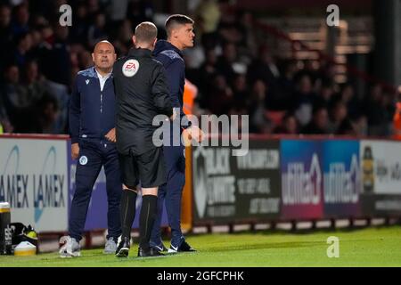 Stevenage, Großbritannien. Juni 2021. Alex Revell (Manager) von Stevenage (rechts) während des Carabao Cup-Spiels zwischen Stevenage und Wycombe Wanderers am 24. August 2021 im Lamex Stadium, Stevenage, England. Foto von David Horn. Quelle: Prime Media Images/Alamy Live News Stockfoto