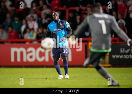 Stevenage, Großbritannien. Juni 2021. Adebayo Akinfenwa (20) von Wycombe Wanderers während des Carabao Cup-Spiels zwischen Stevenage und Wycombe Wanderers am 24. August 2021 im Lamex Stadium, Stevenage, England. Foto von David Horn. Quelle: Prime Media Images/Alamy Live News Stockfoto