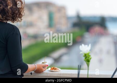 ragazza in Cocktail-Zeit, Aperitivo, Happy Hour, Vicino al porto di siracusa Stockfoto