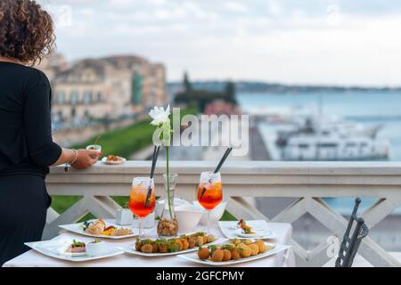 ragazza in Cocktail-Zeit, Aperitivo, Happy Hour, Vicino al porto di siracusa Stockfoto