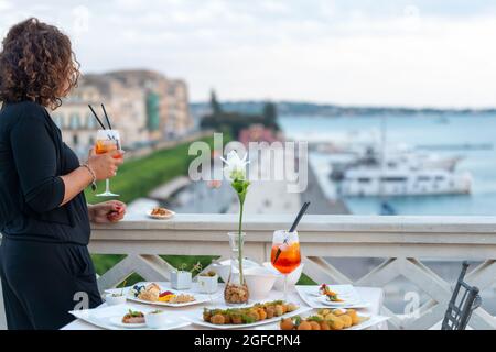 ragazza in Cocktail-Zeit, Aperitivo, Happy Hour, Vicino al porto di siracusa Stockfoto