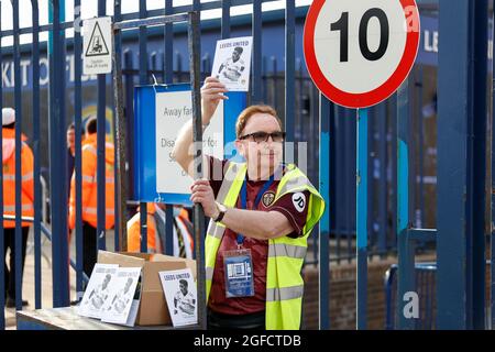 Leeds, Großbritannien. August 2021. Ein Anbieter von Leeds United verkauft Spieltagesprogramme außerhalb der Elland Road in Leeds, Großbritannien am 8/24/2021. (Foto von James Heaton/News Images/Sipa USA) Quelle: SIPA USA/Alamy Live News Stockfoto