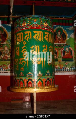 Das tibetisch-buddhistische Gebet rollt am Tempel des Dalai Lama, Dharamsala, Himachal Pradesh, Indien Stockfoto