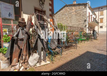 In der künstlerischen Werkstatt des Schmiedes mit Figuren von Trägern der "ndocce" (Fackeln) in Agnone die traditionelle Prozession der "ndocciate, groß Stockfoto