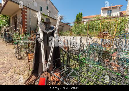 In der künstlerischen Werkstatt des Schmiedes mit Figuren von Trägern der "ndocce" (Fackeln) in Agnone die traditionelle Prozession der "ndocciate, groß Stockfoto