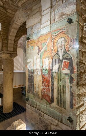 Frühchristliche Krypta San Casto, 4. Jahrhundert, Kathedrale von Trivento, Säulen, Bögen, Fresken im byzantinischen Stil Stockfoto