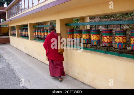 Das tibetisch-buddhistische Gebet rollt am Tempel des Dalai Lama, Dharamsala, Himachal Pradesh, Indien Stockfoto