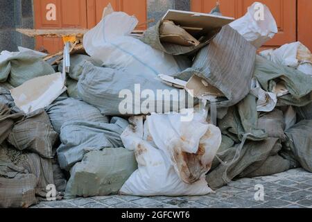 Haufen Müll. Baumüll, Pappe, Polyethylen nach der Baureparatur. Entfernen von Fremdkörpern. Stockfoto