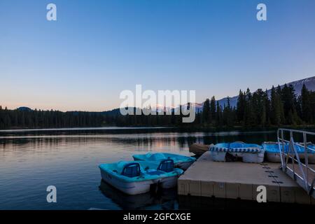 Blick auf Kanus und Boote im Beauvert Lake von der Jasper Park Lodge in Kanada. Stockfoto