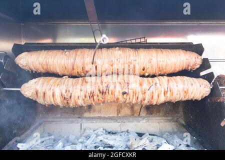 Kokorec Grill. Ein kulturelles Gericht einzigartig für Türken. Rinderdarm. Nahaufnahme. Stockfoto