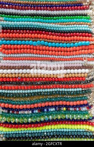 Bunte Perlen bestickte Armbänder. In verschiedenen Mustern und Farben. Stockfoto