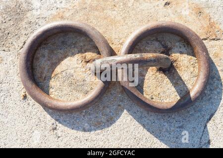 Hafen Eisenringe am Meer. Es wird zur Befestigung von Schiffen verwendet. Stockfoto