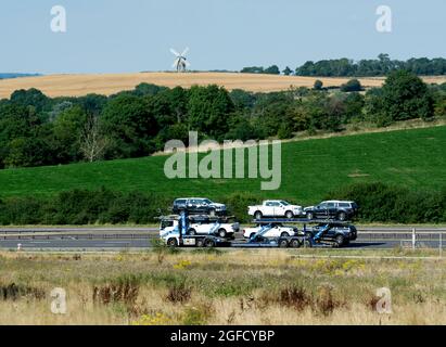 Ford Autotransporter auf der Autobahn M40, Warwickshire, England, Großbritannien Stockfoto