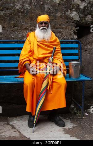 Ein alter Mönch im Tempel des Dalai Lama, Dharamsala, Himachal Pradesh, Indien Stockfoto