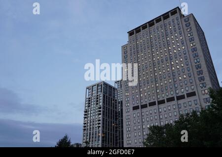 Shell UK HQ in London, aufgenommen in der Abenddämmerung von Jubilee Gardens Stockfoto