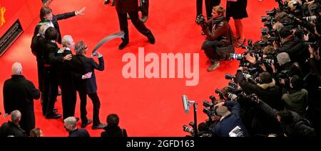 Berlin, Deutschland. Februar 2008. (L-R) Mick Jagger, Ron Wood, Charlie Watts und Keith Richard von den Rolling Stones und der US-Regisseur Martin Scorsese (2-L) posieren auf dem roten Teppich bei den 58. Internationalen Filmfestspielen Berlin, 07. Februar 2008. Martin Scorseses Konzertfilm „Shine a Light“ mit den Rolling Stones startet das diesjährige Festival mit 21 Filmen, die am Wettbewerb um den „Goldenen“ und den „Silbernen Bären“ teilnehmen. Quelle: Arno Burgi/dpa/Alamy Live News Stockfoto