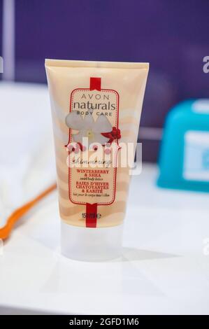 POZNAN, POLEN - 27. Mai 2016: Eine vertikale Aufnahme von Avon Naturals winterberry und Shea wirbeln Körperlotion in einer Tube Stockfoto