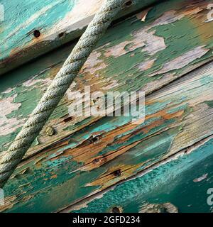 Alte Boot Holzrumpf, Malerei mit grünen Risse auf Holz Textur Stockfoto