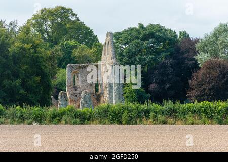 Boxgrove Priory Ruins, ein historisches Wahrzeichen im Dorf West Sussex in Boxgrove, England, Großbritannien, mit Blick über Felder Stockfoto