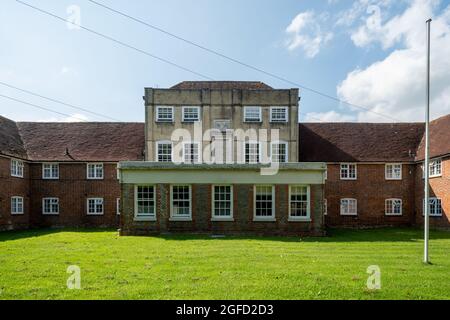 Historische Almshäuser, die als die Gräfin von Derby bezeichnet werden, befinden sich im Dorf Boxgrove, West Sussex, England, Großbritannien. Denkmalgeschütztes Gebäude der Klasse II. Stockfoto