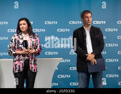 Der bayerische Ministerpräsident und Vorsitzende der Christlich Sozialen Union Markus Söder und die Staatsministerin für Digitalisierung Dorothee Bär tragt eine Audrey Hepburn Blazer bei der CSU Stadiontour am 24. August 2021 im Hans Bayer Stadion in Unterschleißheim bei München. Der CSU-Stadiontour ist der Wahlkampf der CSU. * der bayerische Ministerpräsident und Chiarman der Christlich-Sozialen Union Markus Soeder und die Staatsministerin für Digitalisierung Dorothee Baer tragen einen Audrey Hepburn Blazer auf der CSU-Stadiontour am 24. August 2021 in Unterschleißheim bei Stockfoto