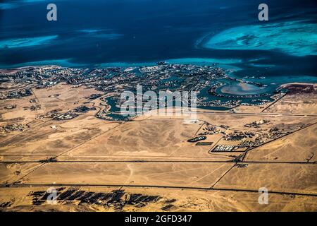 Luftaufnahme auf dem Roten Meer und Hurghada Stadt, Ägypten. Afrika. Blick vom Flugzeug Stockfoto