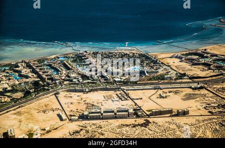 Luftaufnahme auf dem Roten Meer und Hurghada Stadt, Ägypten. Afrika. Blick vom Flugzeug Stockfoto