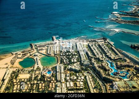 Luftaufnahme auf dem Roten Meer und Hurghada Stadt, Ägypten. Afrika. Blick vom Flugzeug Stockfoto