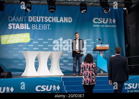 Der bayerische Ministerpräsident und Vorsitzende der Christlich Sozialen Union Markus Söhne auf der Bühne und Dorothee Bär, Staatsministerin für Digitalisierung, tragt eine Audrey Hepburn Blazer und Markus Blume, CSU Generalsekretär, bei der CSU Stadiontour am 24. August 2021 im Hans Bayer Stadion in Unterschleißheim bei München. Der CSU-Stadiontour ist der Wahlkampf der CSU. * der bayerische Ministerpräsident und Chiarman der Christlich-Sozialen Union Markus Soeder auf der Bühne und Dorothee Baer, Staatsministerin für Digitalisierung, mit Audrey Hepburn Blazer und Markus Stockfoto