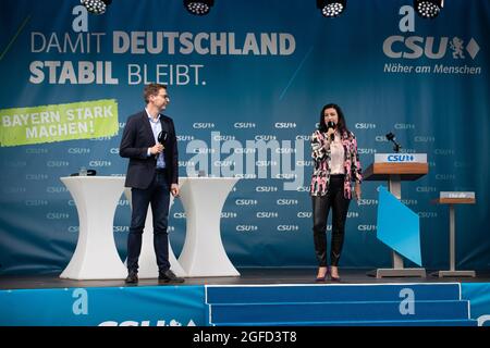 Dorothee Bär, Staatsministerin für Digitalisierung, tragt eine Audrey Hepburn Blazer und Markus Blume, CSU Generalsekretär, bei der CSU Stadiontour am 24. August 2021 im Hans Bayer Stadion in Unterschleißheim bei München. Der CSU-Stadiontour ist der Wahlkampf der CSU. * Dorothee Baer, Staatsministerin für Digitalisierung, trägt einen Blazer von Audrey Hepburn und Markus Blume, CSU-Generalsekretär, auf der CSU-Stadiontour am 24. August 2021 in Unterschleißheim bei München. Der Beginn der CSU-Stadiontour ist der Beginn des Wahlkampfes der CSU. (Foto von Alexa Stockfoto