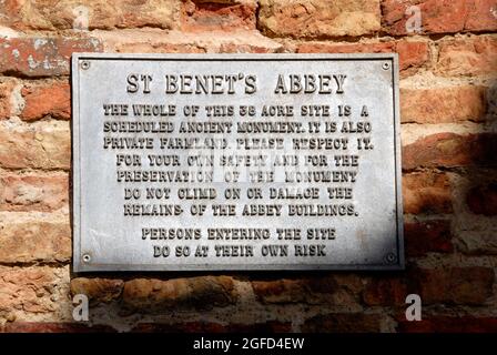 Hinweis an der Wand der Ruinen der St. Benet's Abbey, Norfolk, England Stockfoto