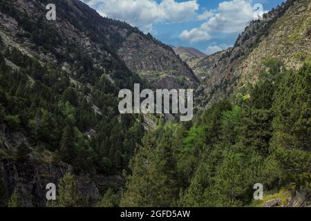 Vall de nuria (Tal von Nuria) Nationalpark in Katalonien von Spanien an einem bewölkten Tag Stockfoto